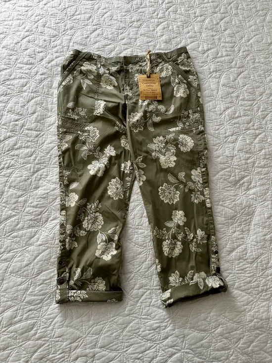 Democracy Pants - Democracy Olive Green Floral Ankle Pants. Size 12